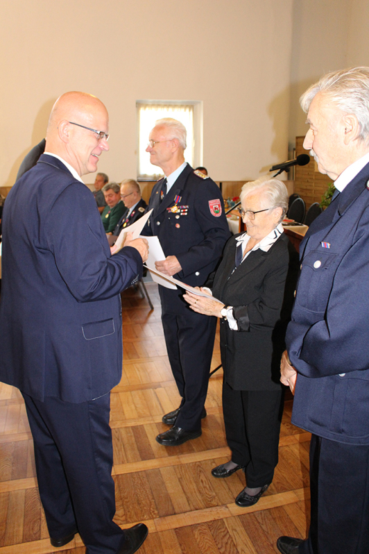 Zu sehen ist Landrat Stephan Loge, bei der Ehrung der Jubilare für „Treue Dienste“ in der Freiwilligen Feuerwehr.