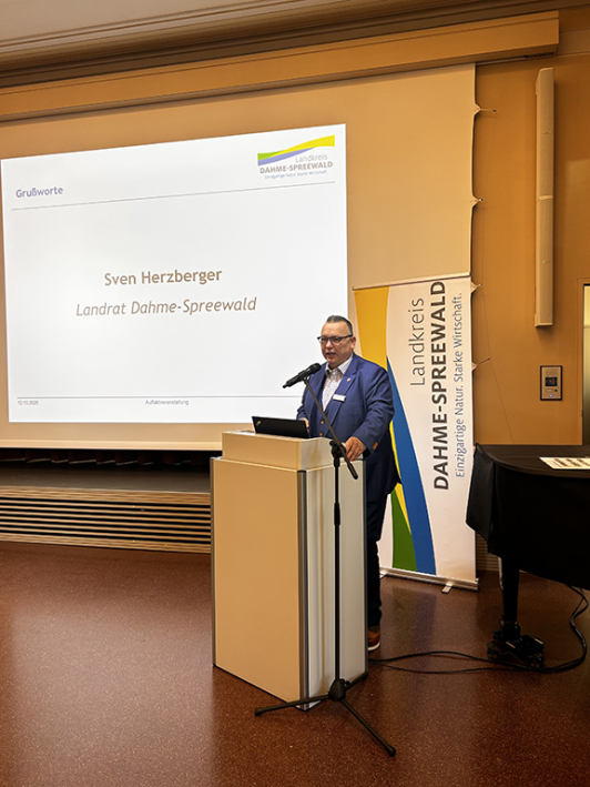 Landrat Sven Herzberger begrüßt die Teilnehmer der Auftaktveranstaltung.