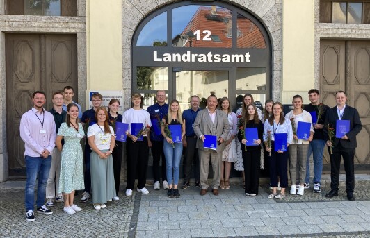 Landrat mit Azubis 2024