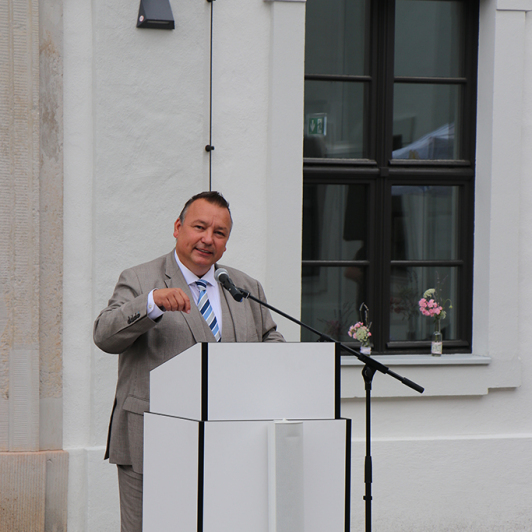 „Ihr habt Großartiges geleistet!“, so begrüßte der Landrat Sven Herzberger die jahrgangsbesten Absolventinnen und Absolventen am Mittwoch auf dem Ehrenhof in Lübben.