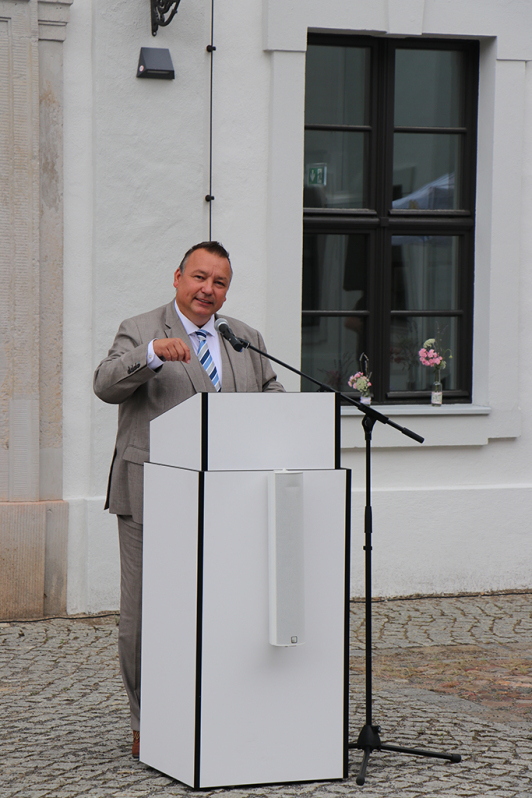 „Ihr habt Großartiges geleistet!“, so begrüßte der Landrat Sven Herzberger die jahrgangsbesten Absolventinnen und Absolventen am Mittwoch auf dem Ehrenhof in Lübben. „Ihr habt Großartiges geleistet!“, so begrüßte der Landrat Sven Herzberger die jahrgangsbesten Absolventinnen und Absolventen am Mittwoch auf dem Ehrenhof in Lübben.