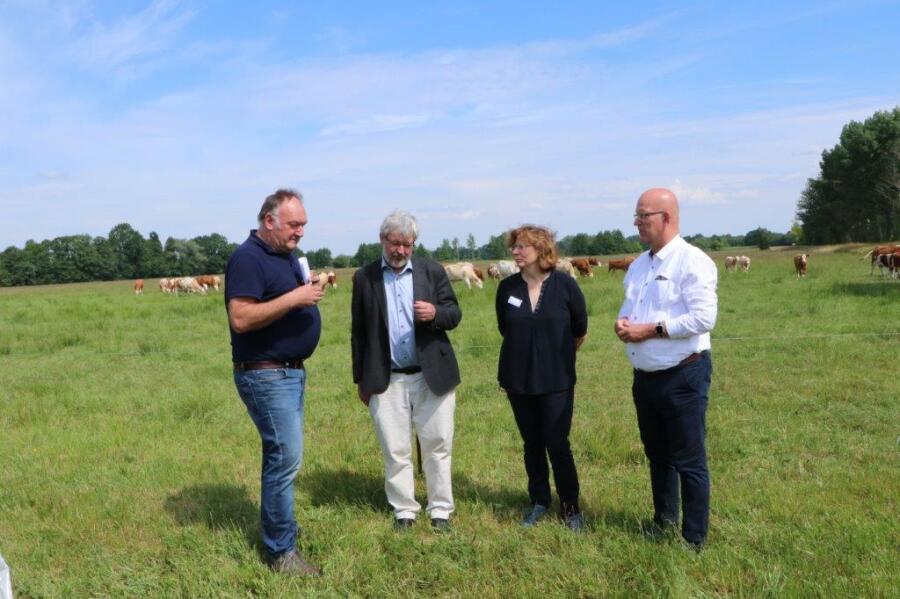 Geschäftsführer der MURI GmbH Jürgen Piesker; Axel Vogel, Minister für Landwirtschaft, Umwelt und Klimaschutz des Landes Brandenburg, Dahme-Spreewalds Beigeordnete und Dezernentin für Verkehr, Bauwesen und Umwelt, Heike Zettwitz, Landrat des Landkreises Dahme-Spreewald Stephan Loge Geschäftsführer der MURI GmbH Jürgen Piesker; Axel Vogel, Minister für Landwirtschaft, Umwelt und Klimaschutz des Landes Brandenburg, Dahme-Spreewalds Beigeordnete und Dezernentin für Verkehr, Bauwesen und Umwelt, Heike Zettwitz, Landrat des Landkreises Dahme-Spreewald Stephan Loge
