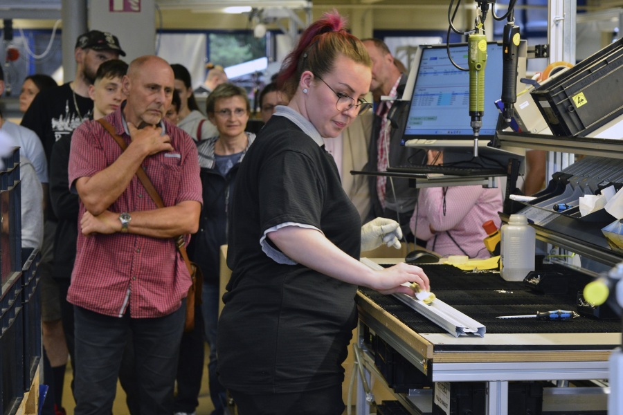 Rund 3.800 Besucherinnen und Besucher nutzten die 4. LANGE NACHT DER WIRTSCHAFT Dahme-Spreewald am 30. Juni 2023, um zu ungewöhnlicher Stunde die Produktionsstätten von 15 Unternehmen hautnah kennenzulernen, mit Firmenchefs und Mitarbeitenden ins Gespräch zu kommen und mehr über Job- und Ausbildungsperspektiven in der Region zu erfahren – hier bei der Berlux Leuchten GmbH in Zeuthen. 