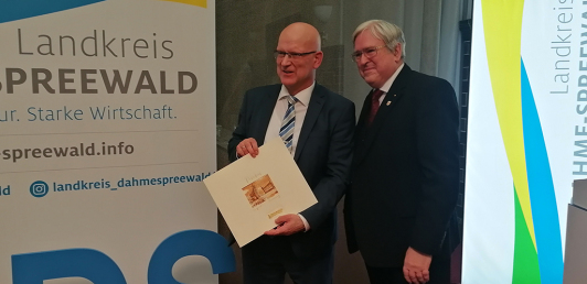 Zu sehen ist die Verabschiedung von Landrat Stephan Loge.