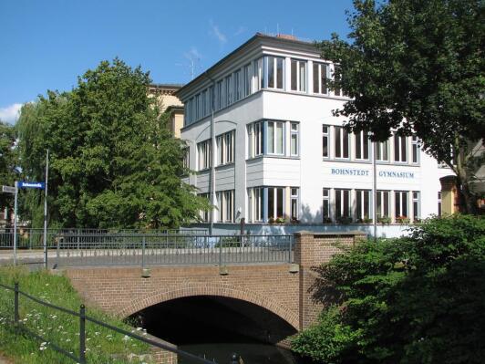 Das Bohnstedt- Gymnasium in der Luckau in der Außenansicht