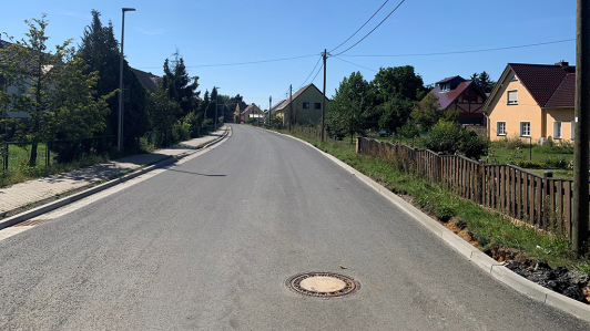 Zu sehen ist die Ortsdurchfahrt in Falkenhain nach der Verkehrsfreigabe im Dezember 2023. Zu sehen ist die Ortsdurchfahrt in Falkenhain nach der Verkehrsfreigabe im Dezember 2023.