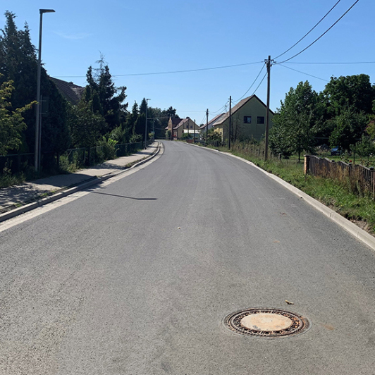 Zu sehen ist die Ortsdurchfahrt in Falkenhain nach der Verkehrsfreigabe im Dezember 2023.