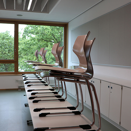 Zu sehen ist die offizielle Einweihung des Erweiterungsbau am Friedrich-Schiller-Gymnasium in Königs Wusterhausen.