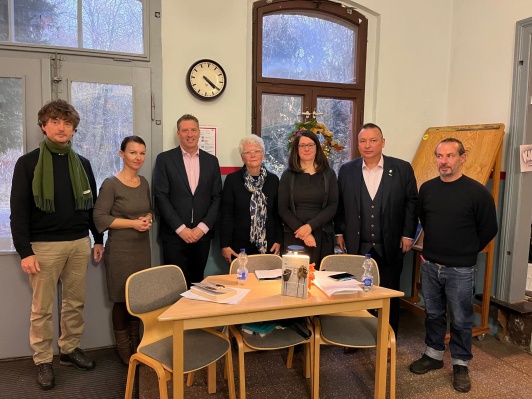 Dr. Andreas Weigelt, Leiter der Gedenkstätte in Lieberose-Jamlitz der Stiftung Brandenburgischer Gedenkstätten , Bundestagsabgeordnete Jana Schimke, Ran Ronen, Mitglied im Zentralrat der Juden in Deutschland, Katrin Grüber, Vorsitzende des Fördervereins der Gedenkstätte Sachsenhausen, Anett Quint, Leiterin des Justus Delbrück-Hauses in Lieberose-Jamlitz, Dahme-Spreewalds Landrat Sven Herzberger und Lars Larisch, Mitarbeiter im Justus Delbrück-Haus.