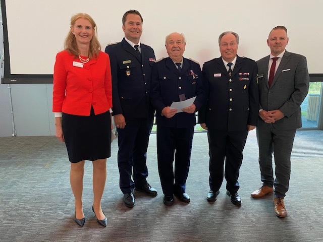70 Jahre „Treue Dienste“ v.l.n.r.: Susanne Rieckhof (LDS Vize-Landrätin), Christian Liebe (Kreisbrandmeister), ausgezeichnet für 70 Jahre: Dietmar Tzschiesche, Peter Rublack (Vorsitzender des Kreisfeuerwehrverbandes Dahme-Spreewald e. V.), Stefan Klein (Ordnungsdezernent) Abgebildet sind Frau Susanne Rieckhof (LDS Vize-Landrätin), Christian Liebe (Kreisbrandmeister), Dietmar Tzschiesche, Peter Rublack (Vorsitzender des Kreisfeuerwehrverbandes Dahme-Spreewald e. V.) und Stefan Klein (Ordnungsdezernent).