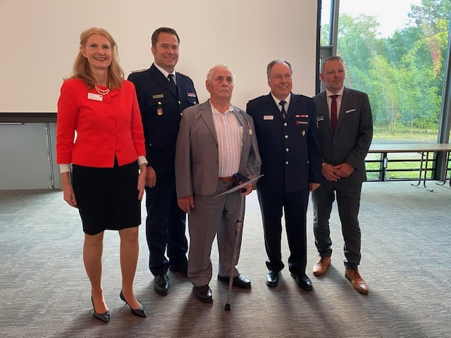 70 Jahre „Treue Dienste“ v.l.n.r.: Susanne Rieckhof (LDS Vize-Landrätin), Christian Liebe (Kreisbrandmeister), ausgezeichnet für 70 Jahre: Günter Miethling, Peter Rublack (Vorsitzender des Kreisfeuerwehrverbandes Dahme-Spreewald e. V.), Stefan Klein (Ordnungsdezernent) Auf dem Foto sind Frau Susanne Rieckhof (LDS Vize-Landrätin), Herr Christian Liebe (Kreisbrandmeister), Herr Günter Miethling, Herr Peter Rublack (Vorsitzender des Kreisfeuerwehrverbandes Dahme-Spreewald e. V.) und Herr Stefan Klein (Ordnungsdezernent) zu erkennen.