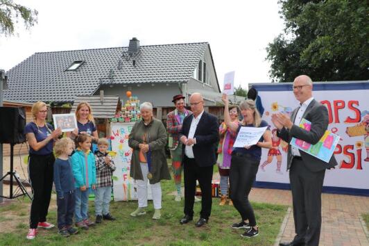Gewinner des Wettbewerbes Unser Traum vom Fliegen Preisübergabe Preisübergabe für die Gewinner des Wettbewerbes "Unser Traum vom Fliegen", mit dem Landrat Herr Loge.