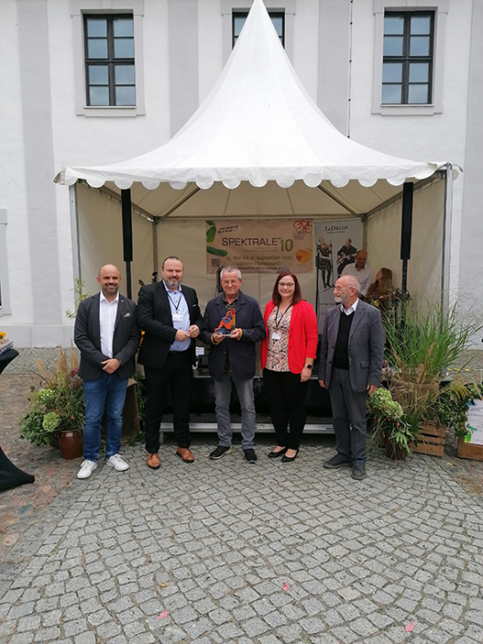 Lübbener Bürgermeister Jens Richter, Kulturdezernent im Landkreis Dahme-Spreewald Stefan Wichary, Preisträger Rainer W. Gottemeier, Sachgebietsleiterin im Landkreis Dahme-Spreewald für Kultur Caroline Jank, Kurator der Spektrale Herbert Schirmer
