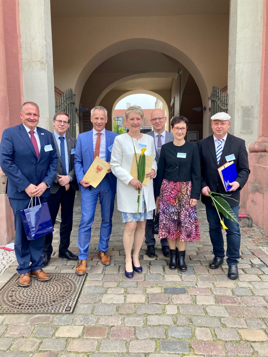 v.l.n.r: Benjamin Kaiser (Stadtverordneter Lübben), Jobst-Hinrich Ubbelohde (Brandenburgs Europastaatssekretär und Polenbeauftragter), Gerald Lehmann (Bürgermeister Stadt Luckau), Dorota Gorzelniak, Landrat Stephan Loge, Anja Rasch (Fachbereichsleiterin in der Stadt Lübben), Klaus Mietusch (Sportverein „Blau-Weiß Lubolz 1930 e.V.“) v.l.n.r: Benjamin Kaiser (Stadtverordneter Lübben), Jobst-Hinrich Ubbelohde (Brandenburgs Europastaatssekretär und Polenbeauftragter), Gerald Lehmann (Bürgermeister Stadt Luckau), Dorota Gorzelniak, Landrat Stephan Loge, Anja Rasch (Fachbereichsleiterin in der Stadt Lübben), Klaus Mietusch (Sportverein „Blau-Weiß Lubolz 1930 e.V.“)