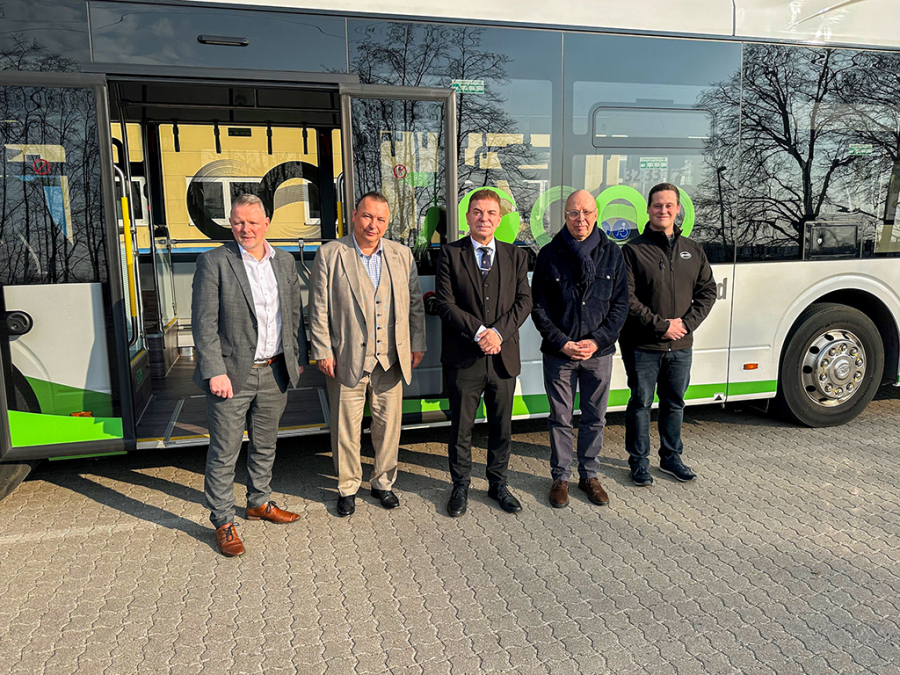 Zu sehen sind die ersten Fahrgäste bei der Probefahrt des Elektrobusses. Zu sehen sind die ersten Fahrgäste bei der Probefahrt des Elektrobusses.