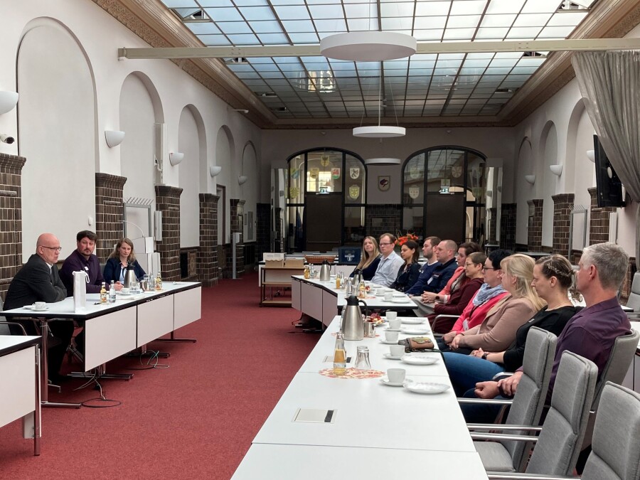 29 MitarbeiterInnen haben erfolgreich zahlreiche Weiterbildungen und Qualifizierungen abgeschlossen Mitarbeitende haben sich weiterqualifiziert, 11 Mitarbeitende mit Landrat Stephan Loge; Personalratsvorsitzender Florian Schulze; Julia Hannig, Personalentwicklung