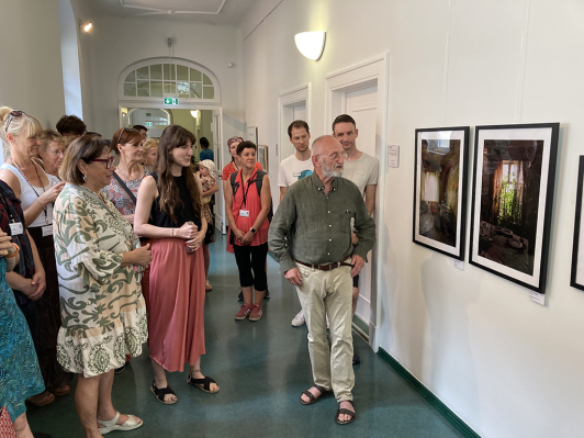 Sie sehen die BesucherInnen beim Rundgang zur Austellung "14x Kunst im Landkreis".