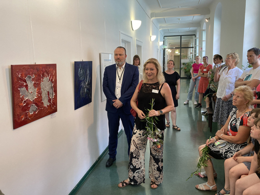 Sie sehen die BesucherInnen beim Rundgang zur Austellung "14x Kunst im Landkreis".