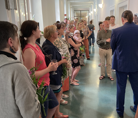 Sie sehen die BesucherInnen beim Rundgang zur Austellung "14x Kunst im Landkreis".