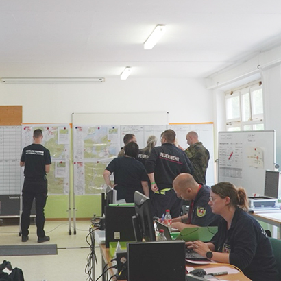 Zu sehen ist eine Einsatzübung der Schnelleinsatzeinheiten-Führungsunterstützung sowie der Führungsstäbe des Leitstellenbereiches Lausitz.