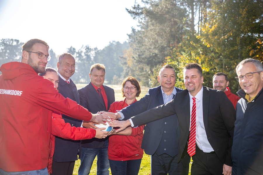 Andreas Schulz, Vorstandsvorsitzender der MBS (3.v.l) und Landrat Sven Herzberger (4.v.r) und MBS-MarktdirektorHenri Längert (3.v.r.) bei der Spendenübergabe an die Sportgemeinschaft Gießmannsdorf Andreas Schulz, Vorstandsvorsitzender der MBS (3. v.l) und Landrat Sven Herzberger (4. v.r) und MBS-Marktdirektor Henri Längert (3. v.r.) bei der Spendenübergabe an die Sportgemeinschaft Gießmannsdorf