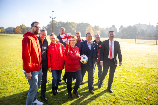 Andreas Schulz, Vorstandsvorsitzender der MBS (4. v.l) und Landrat Sven Herzberger (3. v.r) und MBS-Marktdirektor Henri Längert (1. v.r.) bei der Spendenübergabe an die Sportgemeinschaft Gießmannsdorf Andreas Schulz, Vorstandsvorsitzender der MBS (4. v.l) und Landrat Sven Herzberger (3. v.r) und MBS-Marktdirektor Henri Längert (1. v.r.) bei der Spendenübergabe an die Sportgemeinschaft Gießmannsdorf