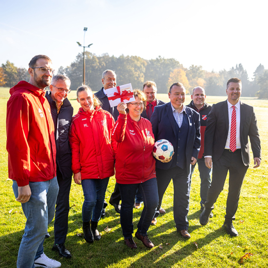 Andreas Schulz, Vorstandsvorsitzender der MBS (4. v.l) und Landrat Sven Herzberger (3. v.r) und MBS-Marktdirektor Henri Längert (1. v.r.) bei der Spendenübergabe an die Sportgemeinschaft Gießmannsdorf