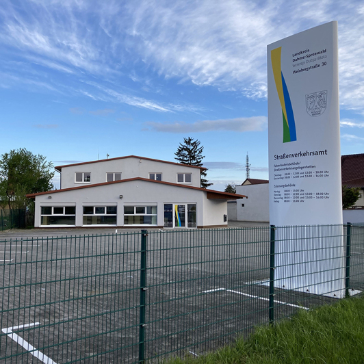 Zu sehen ist das neue Straßenverkehrsamt in der Weinbergstraße 30 in Lübben.