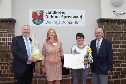 v.l.n.r. Stefan Wichary, Sozialdezernent im Landkreis Dahme-Spreewald; Susanne Rieckhof, stellv. Landrätin des Landkreises Dahme-Spreewald; Sabine Liedtke; Wolfgang Grunert, Kreisseniorenbeauftragter Dahme-Spreewald v.l.n.r. Stefan Wichary, Sozialdezernent im Landkreis Dahme-Spreewald; Susanne Rieckhof, stellv. Landrätin des Landkreises Dahme-Spreewald; Sabine Liedtke; Wolfgang Grunert, Kreisseniorenbeauftragter Dahme-Spreewald