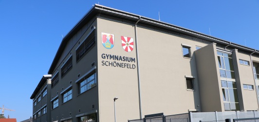 Gebäude mit Schriftzug Gymnasium Schönefeld