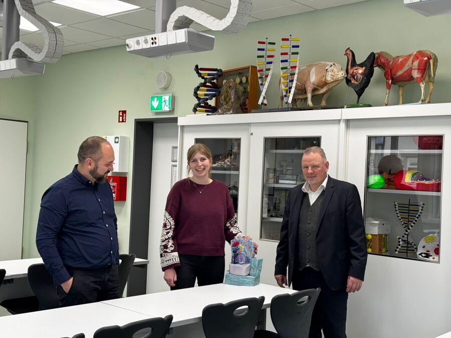 Schulleiter Peter Guhra und Dahme-Spreewalds Finanz- und Bildungsdezernent Stefan Klein mit Caroline Bergmüller (Lehrkraft für Bio und Chemie)