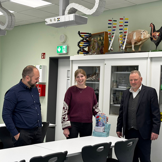 Schulleiter Peter Guhra und Dahme-Spreewalds Finanz- und Bildungsdezernent Stefan Klein mit Caroline Bergmüller (Lehrkraft für Bio und Chemie)