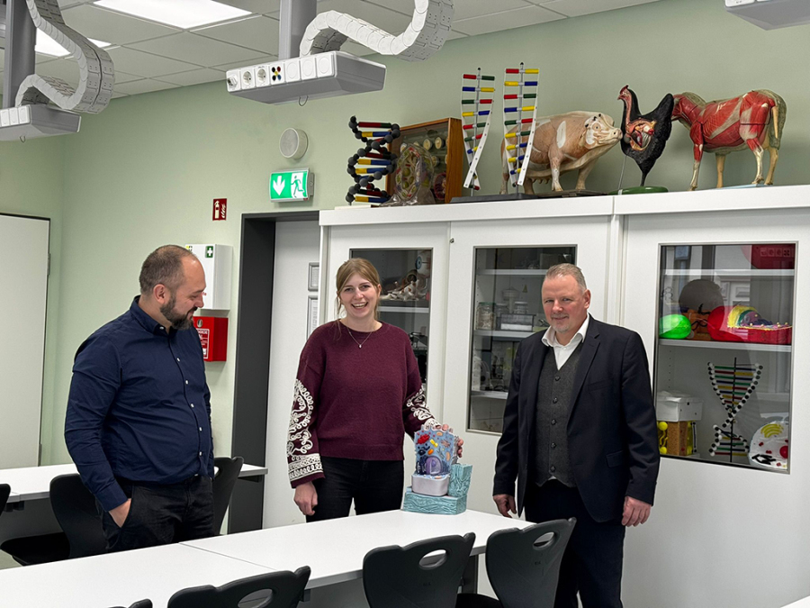 Schulleiter Peter Guhra und Dahme-Spreewalds Finanz- und Bildungsdezernent Stefan Klein mit Caroline Bergmüller (Lehrkraft für Bio und Chemie)