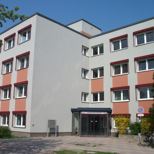 Sie sehen den Eingangsbereich des Verwaltungsstandortes Schulweg in Königs Wusterhausen.
