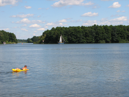 Baden Junge mit Luftmatratze
