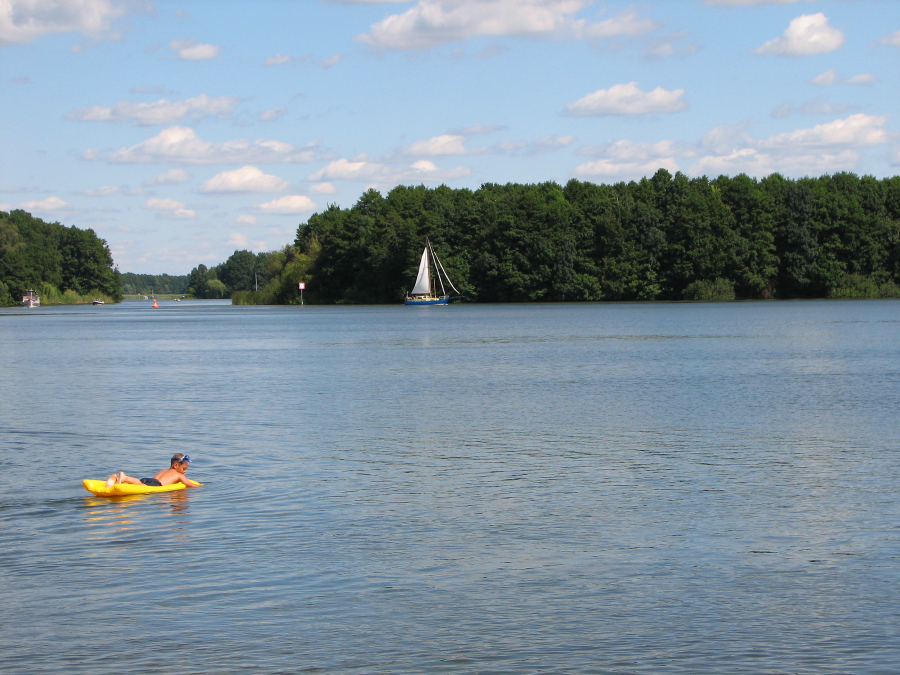 Baden Junge mit Luftmatratze
