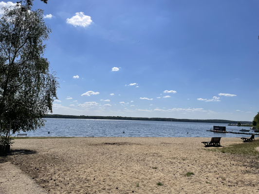 Strand des Schwie­lochsee in Zaue (Camping­platz)