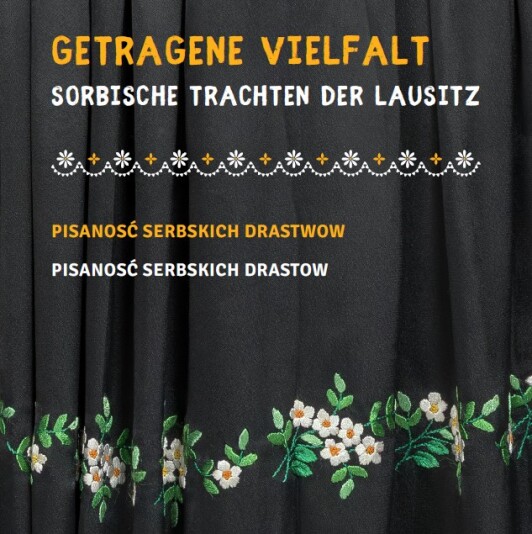 Titelbild der Ausstellung „Getragene Vielfalt – Sorbische Trachten der Lausitz / PisanosÄ serbskich drastwow“