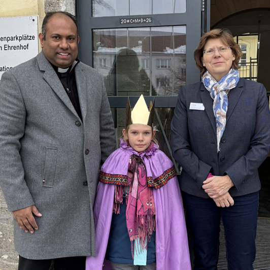 Katholischer Pfarrer Pater Anish Mathew mit Sternsinger und Heike Zettwitz