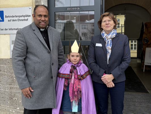 Katholischer Pfarrer Pater Anish Mathew mit Sternsinger und Heike Zettwitz