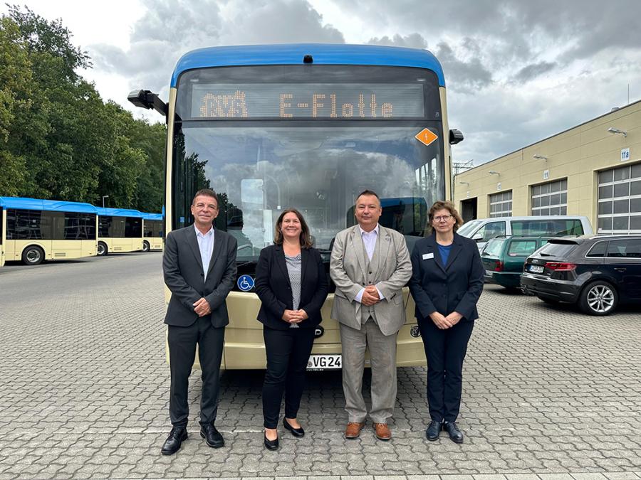 Zu sehen v. l. n. r. sind Siegfried Richter, GF RVS; Bettina Lauer, BMV; Sven Herzberger Landrat; Heike Zettwitz, 1. Beigeordnete. Zu sehen v. l. n. r. sind Siegfried Richter, GF RVS; Bettina Lauer, BMV; Sven Herzberger Landrat; Heike Zettwitz, 1. Beigeordnete.