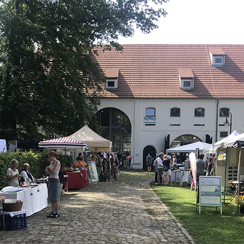 Zu sehen ist die Marktstraße beim Sommerfest der Naturwelt Lieberoser Heide 2023.