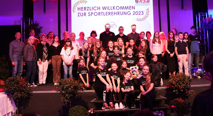 Zu sehen sind die Geehrten in den verschiedenen Kategorien der Sportlerehrung 2023 des Landkreises Dahme-Spreewald.