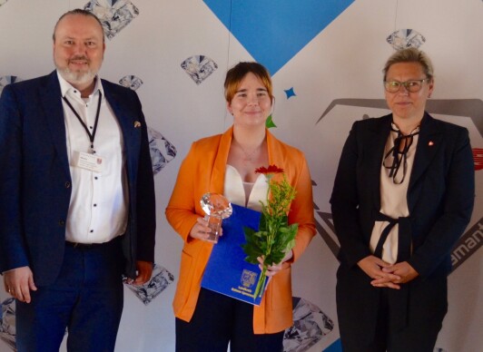 Jessica Parnack zur Sportlerin 2025 im LDS gewählt Drei Personen stehen gemeinsam vor einer Fotowand