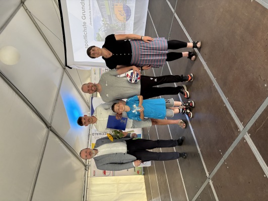 sportlichste Grundschule Bestensee v.l.n.r. Stefan Wichary, Emanuel Clemens, Patrick Lietz mit Connor Lietz und Nadine Graßmel