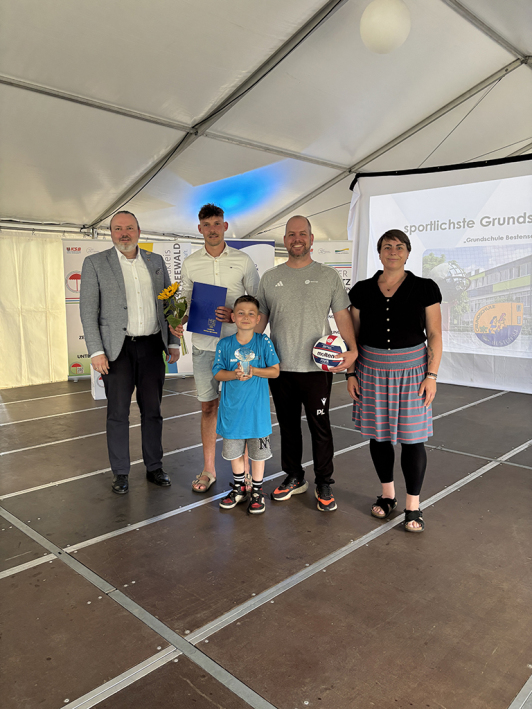 sportlichste Grundschule Bestensee v.l.n.r. Stefan Wichary, Emanuel Clemens, Patrick Lietz mit Connor Lietz und Nadine Graßmel