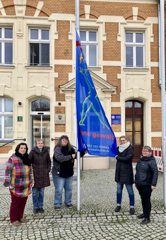 Bürgermeisterin der Stadt Golßen hisst die Flagge am Rathaus Golßen.