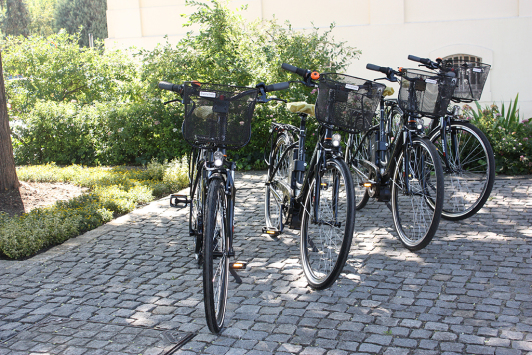 Zu sehen sind vier hochwertige E-Bikes, welche nach Abschluss des Tarifvertrags „Fahrradleasing“ in Betrieb gehen.