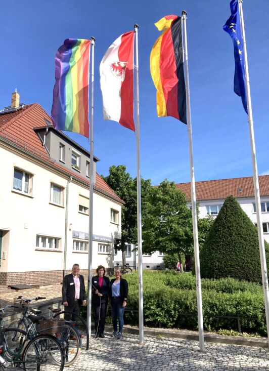 Gruppenbild v.l.n.r.: Dezernent Stefan Klein, Beigeordnete und Dezernentin Heike Zettwitz, Schulverwaltungsamtsleiterin Nadine Starke