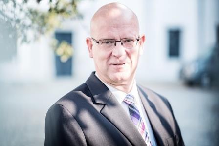Auf dem Bild ist die Person Stephan Loge zu sehen.